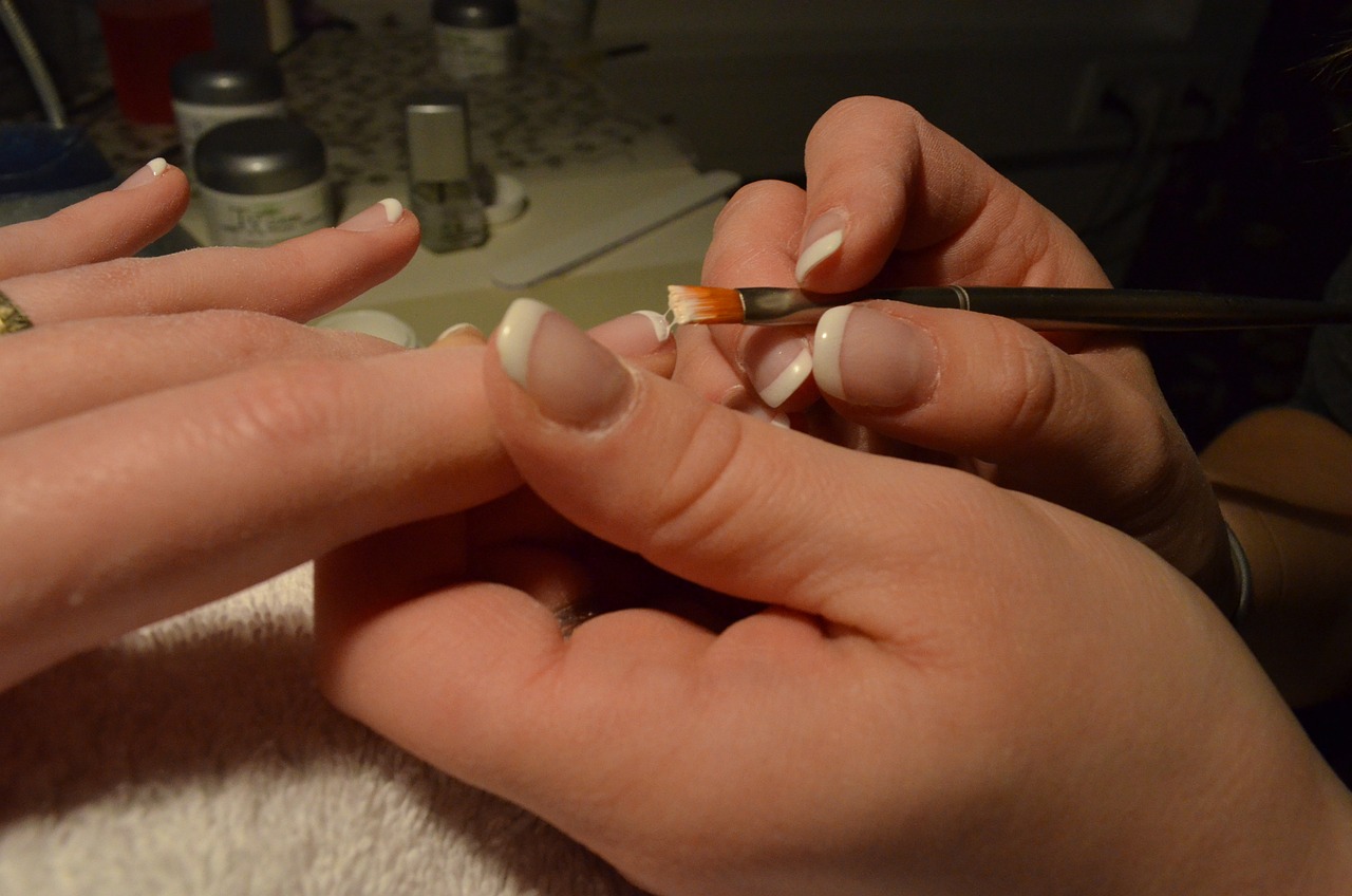 Stolik do manicure jako przestrzeń wielofunkcyjna